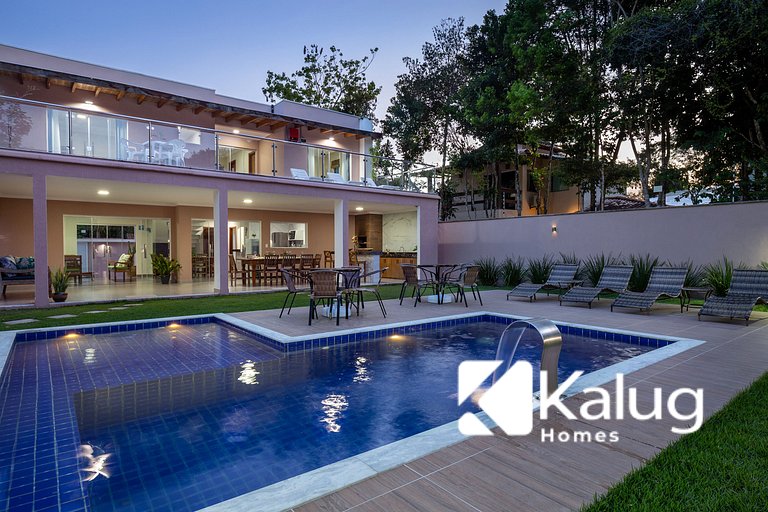 Muito espaço para criançada brincar! Casa com Piscina e Chur