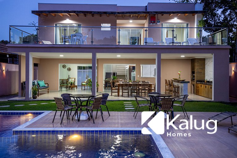 Muito espaço para criançada brincar! Casa com Piscina e Chur
