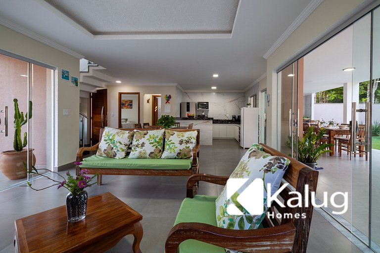 Muito espaço para criançada brincar! Casa com Piscina e Chur