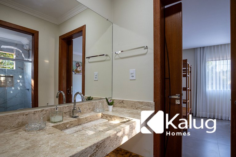 Muito espaço para criançada brincar! Casa com Piscina e Chur